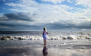 child_girl_beach_sea_waves_54762_2560x1600